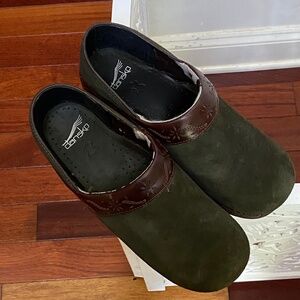Dansko Clogs Olive Green Suede Sz 39